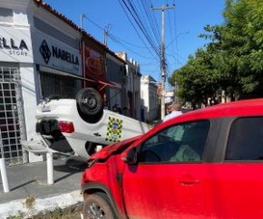 Carro capota em colisão lateral e interdita rua no Centro de Teresina(Imagem:Reprodução)
