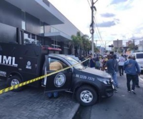 O crime aconteceu por volta das 14h. Segundo a Polícia Civil, o homem teria seguido a mulher até o local. Eles tiveram uma discussão, e testemunhas teriam ouvido ela pedir que ele(Imagem:Reprodução)