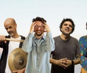 O quarteto Som do Sim entra em cena no mercado fonográfico na quinta-feira, 8 de julho, com a edição do single Essa é pra viver.  Cesinha (bateria), Davi Moraes (guitarras, palmas,(Imagem:Reprodução)