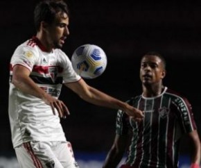 Ainda no primeiro tempo, o meia Nenê, do Tricolor das Laranjeiras, perdeu um pênalti no lance que poderia ter sido determinante para a vitória da equipe carioca.  Atual campeão pau(Imagem:Reprodução)