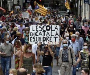 Em fileiras organizadas, as crianças marcharam atrás das placas de suas respectivas escolas.  