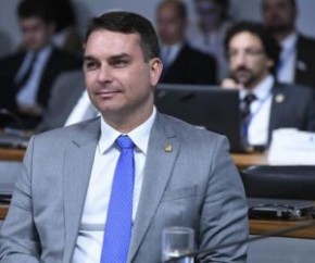 O senador Flávio Bolsonaro (Republicanos-RJ) sofreu um acidente de quadriciclo na praia da Taíba, em São Gonçalo do Amarante (CE), neste sábado (17). De acordo com a prefeitura do(Imagem:Reprodução)