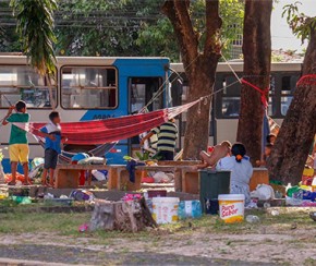 Grupo com 60 venezuelanos acampa em Teresina: 