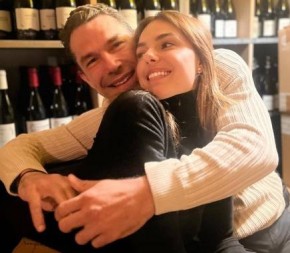 Isis Valverde e Marcus Buaiz, ex de Wanessa Camargo, surgem abraçados em Paris.(Imagem:Leo Dias-Metrópoles)