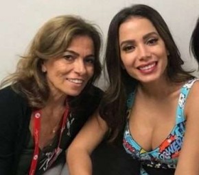 ?Eu vivi pra ver esse dia chegar? minha mãe toda produzida pra gravar clipe comigo!?, escreveu Anitta na foto.  O clipe, que teve gravações no Piscinão de Ramos, será a segunda mús(Imagem:Reprodução)