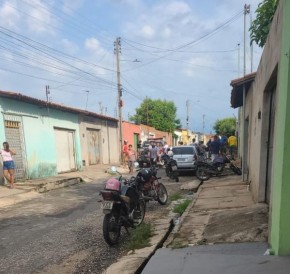 Um homem foi assassinado e quatro pessoas foram baleadas na manhã deste domingo (31) em frente a um bar no Residencial Francisca Trindade, na Santa Maria da Codipi, na Zona Norte d(Imagem:Reprodução)
