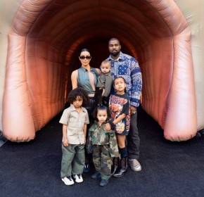 Kim Kardashian e Kanye West com os quatro filhos(Imagem:Instagram)