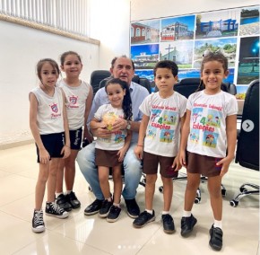 Alunos da Escola Pequeno Príncipe celebram o Dia da Árvore com piquenique na praça da Prefeitura.(Imagem:Reprodução/Instagram)