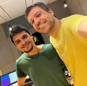 Vinicius Castro (à esquerda) e João Cavalcanti em estúdio(Imagem:Reprodução)