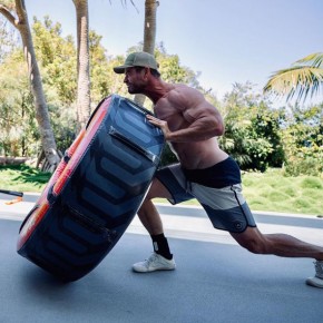 Chris Hemsworth, 37, fez os fãs suspirarem nesta sexta-feira (20) ao compartilhar uma foto se exercitando, na qual seus músculos ficavam evidenciados. 