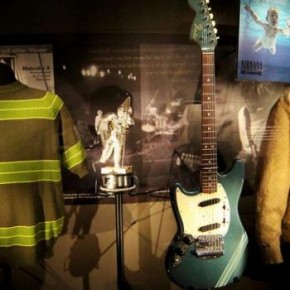 Guitarra azul de Kurt Cobain será vendida em leilão(Imagem:Divulgação)