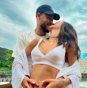 Neymar e Bruna Biancardi em um dos cliques do anúncio da gravidez.(Imagem:Reprodução/Redes sociais)