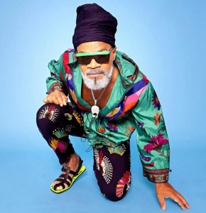 Carlinhos Brown aposta no romantismo ao anunciar o álbum folião 