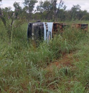 &Ocirc;nibus escolar tomba na BR-343 entre Floriano e Jerumenha; estudantes sofrem escoria&ccedil;&otilde;es leves.(Imagem:Reprodu&ccedil;&atilde;o/Instagram)