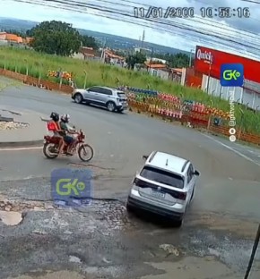 Acidente em rotat&oacute;ria reacende alerta sobre perigos no tr&acirc;nsito em Floriano(Imagem:Reprodu&ccedil;&atilde;o/Instagram)