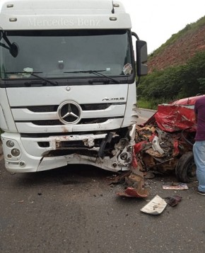Motorista morre em colisão frontal de picape com carreta no Piauí(Imagem:Reprodução)