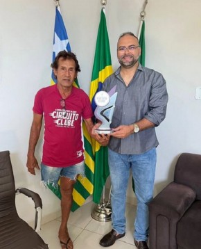 Joab Curvina parabeniza atleta florianense Luis Alves por conquista no Circuito de Rua da Rede Clube.(Imagem:Reprodução/Instagram)