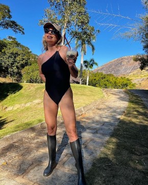Flávia Alessandra é criticada após postar foto de maiô nas redes sociais(Imagem:Reprodução)