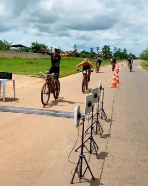 Sprint na chegada com F&aacute;bio Lafael Fernandes - campe&atilde;o Elite &agrave; frente - n&ordm; 2(Imagem:Divulga&ccedil;&atilde;o)