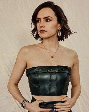 A atriz Daisy Ridley, intérprete de Rey nos filmes de ?Star Wars?, está negociando estrelar a adaptação do livro ?Young Woman and the Sea?, de Glenn Stout, que narra a aventura rea(Imagem:Reprodução)