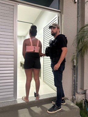 Mulher de 21 anos é presa por assaltos a motoristas de aplicativo em Teresina(Imagem:Ascom/SSP-PI)