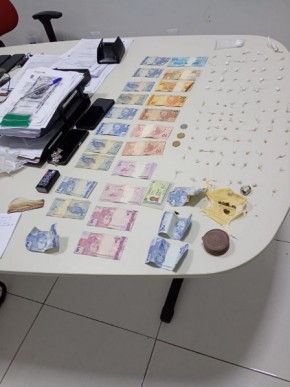 Polícia Militar apreende drogas, dinheiro e celulares durante abordagem na madrugada em Floriano.(Imagem:Reprodução/Instagram)