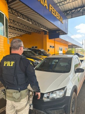 PRF recupera veículo com registro de furto durante fiscalização em Floriano.(Imagem:Divulgação/PRF)