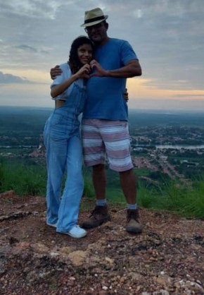 Os primos Robson e Maria Cecília em foto tirada no Morro da Santa Cruz.(Imagem:arquivo pessoal)