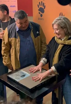 Ana Brun deixa marca na calçada da fama de Bonito (MS) (Imagem:Elaine Patrícia Cruz/Agência Brasil)