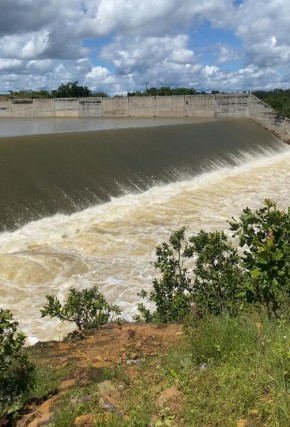 Barragem sangrando em Piracuruca-PI.(Imagem:Prefeitura de Piracuruca)