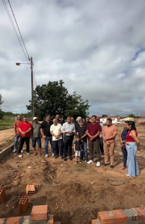 Deputado Dr. Francisco Costa visita obras da Pra&ccedil;a do Residencial Bela Vista em Floriano.(Imagem:Reprodu&ccedil;&atilde;o/Instagram)