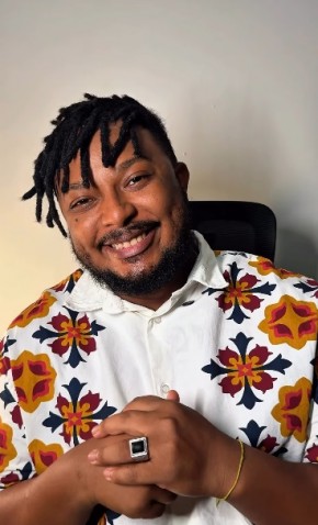  Escritor Paulo de Tarso lança seu primeiro livro impresso: ?Quando Pepe se viu preto?(Imagem:Reprodução/Instagram)