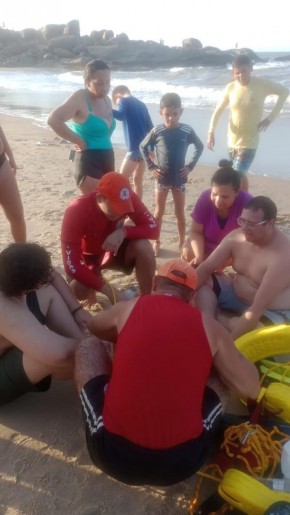 Pai e filho são resgatados de afogamento na praia Pedra do Sal em Parnaíba, litoral do Piauí.(Imagem:Divulgação)