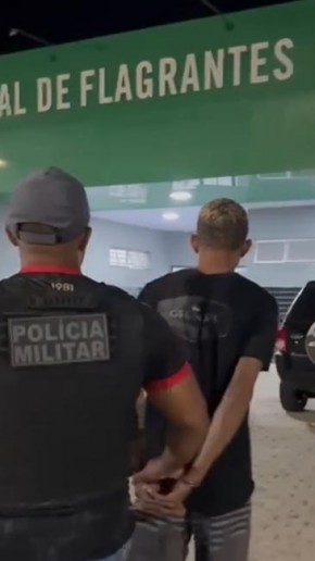 Durante as buscas no local, os militares apreenderam dois tabletes de maconha, al&eacute;m de R$ 72 em dinheiro trocado, um telefone celular e um rev&oacute;lver calibre .32. Ainda de acordo com(Imagem:Reprodu&ccedil;&atilde;o)