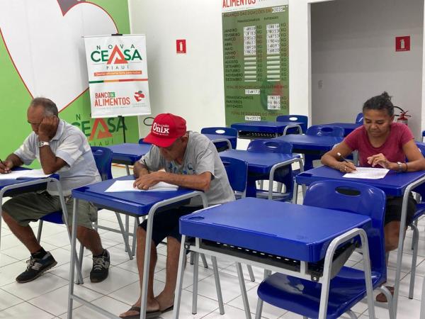 A iniciativa do Programa Alfabetiza Piauí leva educação a permissionários e colaboradores que buscam aprender a ler e escrever.(Imagem:Divulgação)