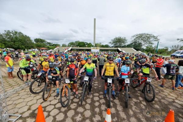 Competidores de moto e bike encaram riachos, lama, pedras e belezas no Desafio Enduro do Jenipapo.(Imagem:Azimute Fotos)