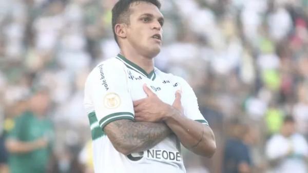 CORITIBA X CRUZEIRO - Robson jogador do Coritiba comemora seu gol durante partida contra o Cruzeiro no estádio Durival de Britto pelo campeonato Brasileiro A 2023.(Imagem:Gabriel Machado/AGIF)