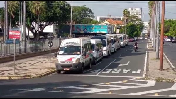 Motoristas do transporte alternativo intermunicipal do Piauí fazem protesto no Palácio do Karnak(Imagem:Coomitapi)