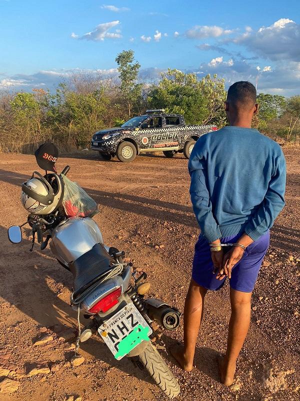 Polícia Militar prende suspeito de furto de moto no bairro Cajueiro II.(Imagem:Divulgação/PM)