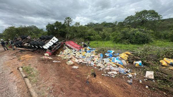 Carreta tomba na PI-140 em Floriano e motorista sofre apenas escoria&ccedil;&otilde;es.(Imagem:Divulga&ccedil;&atilde;o/PM)