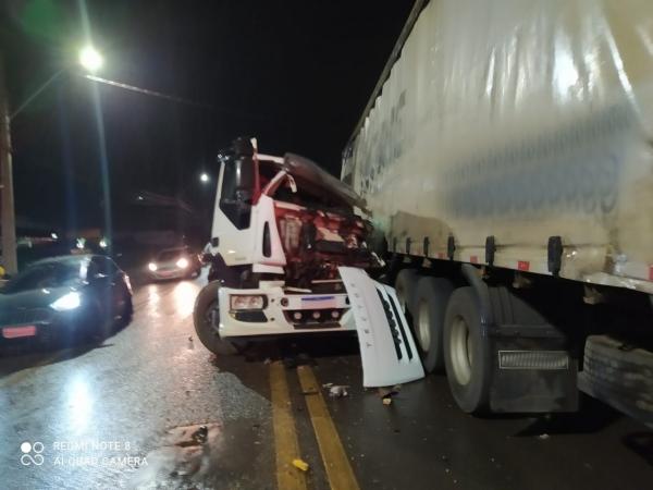 Colisão entre caminhões deixa uma pessoa ferida em Floriano(Imagem:Divulgação/PRF)