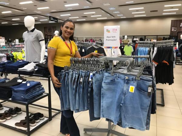 Jaqueline, chefe do setor de confecções do Armazém Paraíba.(Imagem:FlorianoNews)