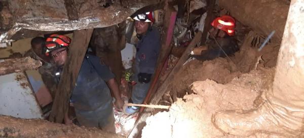  Bombeiros realizam resgate na Barra do Sahy, em São Sebastião.(Imagem:Capitão Guedes/Polícia Militar )