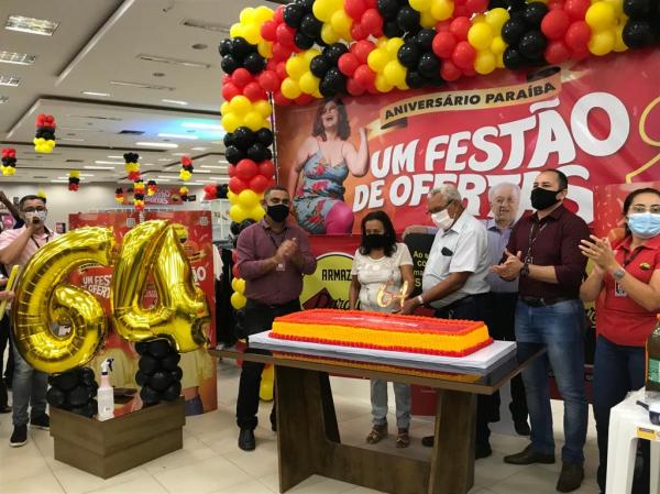 Corte do bolo marca festa de aniversário de 64 anos do Armazém Paraíba em Floriano(Imagem:FlorianoNews)