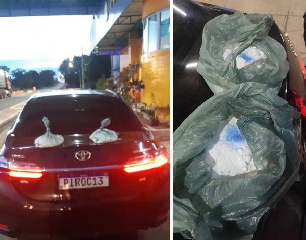 O ilícito estava sendo transportado no porta-malas de um veículo, distribuído em duas sacolas plásticas.(Imagem:Divulgação)