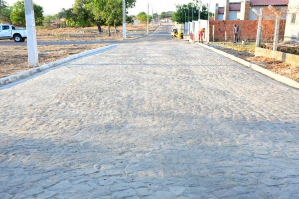 128 anos: Prefeitura de Floriano entrega quatro ruas pavimentadas no bairro Alto da Cruz.(Imagem:Secom)