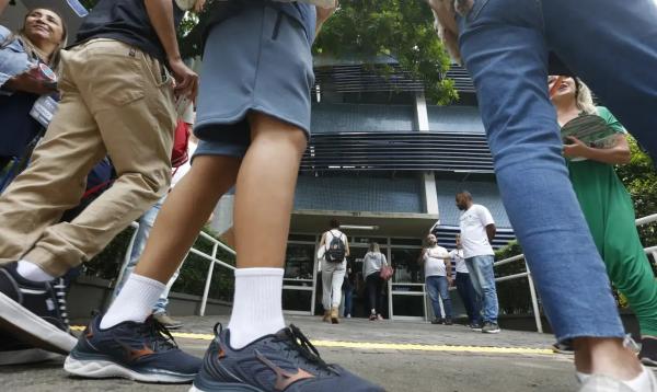 Estudantes no segundo dia de provas do ENEM na UNIP Vergueiro em São Paulo.(Imagem:Paulo Pinto/Agência Brasil)