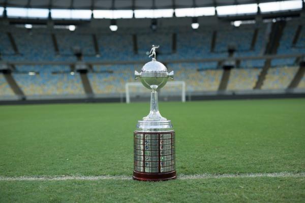 Quem vai sair com essa taça do Maracanã: Palmeiras ou Santos?(Imagem:Divulgação/Conmebol)