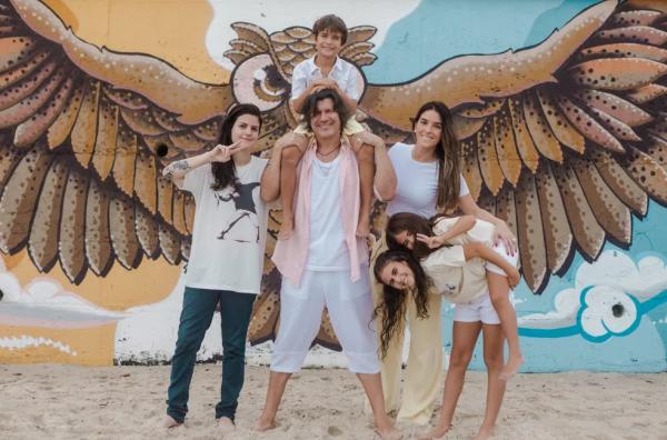  Paulo Ricardo com os filhos Paola, Luís Eduardo, Isabela, Diana e a esposa, Bella Pinheiro.(Imagem: Bella Pinheiro )