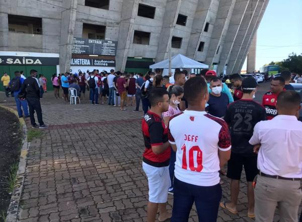 Torcedores madrugam em filas e garantem ingressos para assistir a Flamengo x Altos em Teresina.(Imagem:Arthur Ribeiro/ge )
